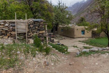 Pamirs dağlarındaki Jizev (Jisev veya Jizeu) köyü, Tacikistan
