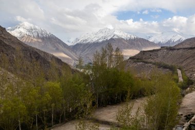 Wakhan Vadisi, Tacikistan 'daki Bibi Fatima kaplıcalarına giden yol