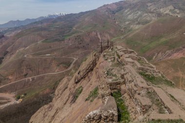 İran 'daki Alamut harabeleri (kartal yuvası) şatosu