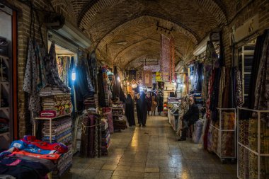 QAZVIN, İRAN - 5 Nisan 2018: İran 'ın Kazvin kentindeki pazarda halı satıcıları