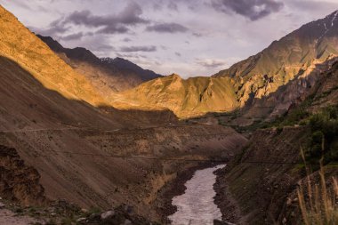 Tacikistan ve Afganistan arasındaki Panj Nehri (Pyandzh)