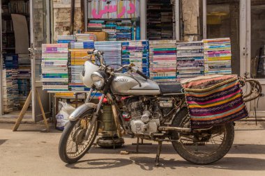 ARDABİL, İRAN - 10 Nisan 2018: İran 'ın Erdabil kentindeki bir kitapçının önünde Honda motosikleti