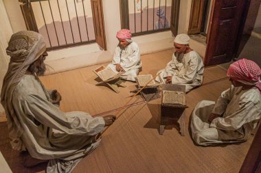 DUBAI, BAE - 18 Ocak 2018: Dubai, BAE 'deki Al Fahidi Kalesi' ndeki Dubai Müzesi 'nde okul sergisi