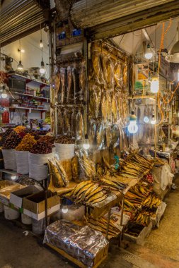 ARDABİL, İRAN - 10 Nisan 2018: İran 'ın Erdabil kentindeki pazarda kurutulmuş balık tezgahı