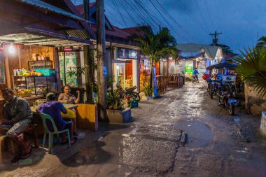 MOALBOAL, FİLİPPİNLER - 13 Şubat 2018: Moalboal, Cebu Adası, Filipinler 'deki açık hava restoranlarının akşam manzarası