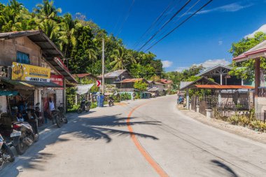 LOBOC, PHIPPINES - 10 Şubat 2018: Bohol Adası, Filipinler 'deki Loboc köyünden geçen ana yol.