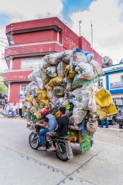 SAGADA, PHILIPPINES - 24 HAZİRAN 2018: Filipinler 'in Luzon adasındaki Sagada köyünde ağır yüklü motorlu bisiklet