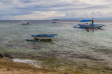 MOALBOAL, FİLİPPİNLER - 13 Şubat 2018: Moalboal, Cebu Adası, Filipinler açıklarında çeşitli tekneler