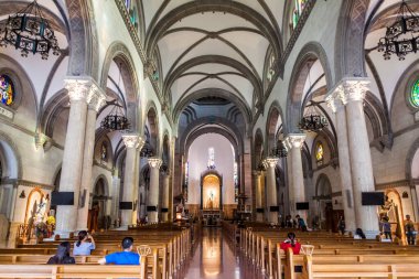 MANILA, PHILIPPINES - 27 HAZİRAN 2018: Manila 'daki Küçük Bazilika ve Meryem Ana Katedrali' nin İçi (Manila Katedrali).