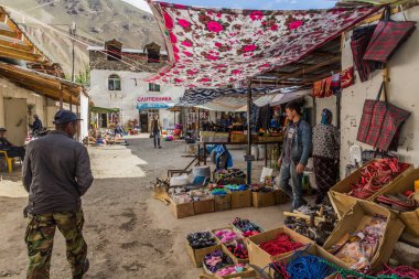 KHOROG, TAJIKISTAN - 25 Mayıs 2018: Tacikistan 'ın Khorog kentindeki pazarda oyalanıyor