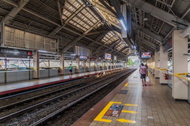MANILA, PHILIPPINES - 28 HAZİRAN 2018: Manila, Filipinler 'deki Abad Santos LRT istasyonu