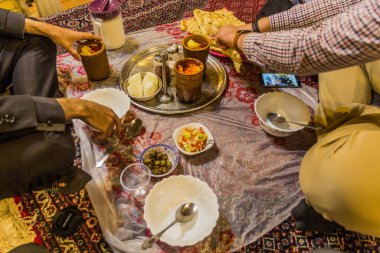 ARDABİL, İRAN - 10 Nisan 2018: İnsanlar İran 'ın Erdabil kentindeki yerel bir restoranda geleneksel İran güveci Dizi' yi (Abgoosht) yiyorlar