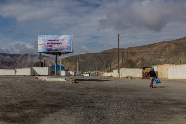 MURGHAB, TAJIKISTAN - 27 Mayıs 2018: Gorno-Badakhshan Özerk Bölgesi Murghab köyünde sokak