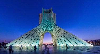 TEHRAN, İRAN - 2 Nisan 2018: İran 'ın Tahran kentindeki Azadi Kulesi' nin Akşam Görüşü