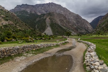 Urech Vadisi 'ndeki yol Fann dağları yakınlarındaki Artush köyü, Tacikistan