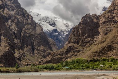 Tacikistan, Pamir dağlarındaki Bartang Vadisi 'nde bir köy.