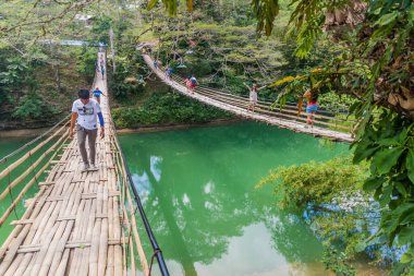 BOHOL, PHIPPINES - 11 Şubat 2018: Bohol Adası, Filipinler 'deki Loboc Nehri üzerindeki Sipatan İkiz Asma Köprüsü
