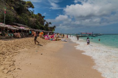 BORACAY, FİLİPPİNLER - 1 Şubat 2018: Boracay, Filipinler 'deki Puka deniz kabuğu sahili