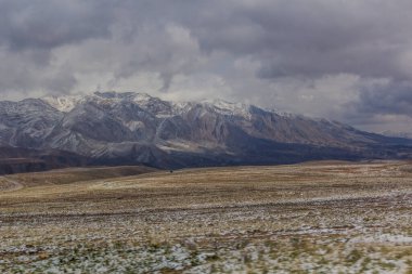 İran 'ın kuzeydoğusundaki dağların karlı manzarası