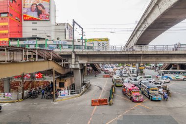 MANILA, PHILIPPINES - 29 HAZİRAN 2018: Filipinler 'in Quezon şehrinde LRT ve MRT hatları kesişiyor