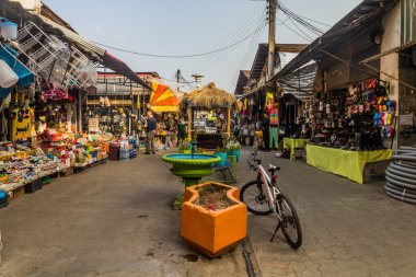 LAHIJAN, İRAN - 8 Nisan 2018: Lahijan, Gilan, İran 'daki pazarda çeşitli tezgahlar