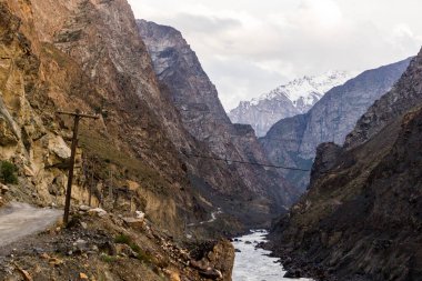 Tacikistan ve Afganistan arasındaki Panj Nehri (Pyandzh). Pamir Karayolu sol tarafa oyulmuş..