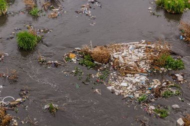 İran 'ın Zanja Rud nehrindeki plastik çöpler.