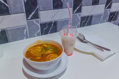 Dubai, BAE 'deki bir lokantada sütlü çorba.