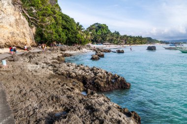 BORACAY, FİLİPPİNLER - 1 Şubat 2018: Boracay Adası, Filipinler 'deki White Beach' in sonundaki uçurumlar