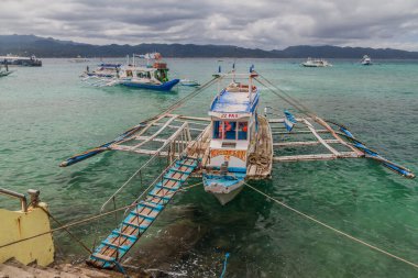 BORACAY, FİLİPPİNLER - 4 Şubat 2018: Bangka (paraw), çift kanatlı tekne, Boracay Adası, Filipinler