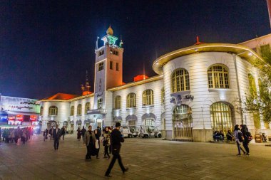 RASHT, İRAN - 7 Nisan 2018: Rasht, İran 'daki Rasht Belediye binasının akşam manzarası
