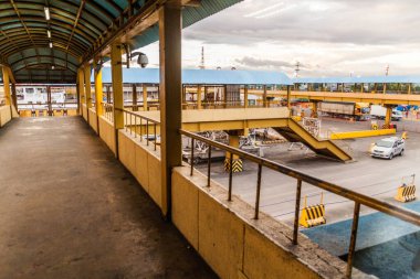 BATANGAS, FİLİPPİNLER - 31 HAZİRAN 2018: Batangas, Filipinler Limanı 'ndaki yaya üstgeçidi