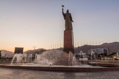 Khujand, Tacikistan 'da İsmail Somoni heykeli