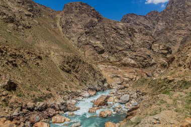 Tacikistan ve Afganistan arasındaki Wakhan vadisindeki Panj nehri.