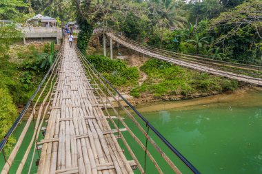 BOHOL, PHIPPINES - 11 Şubat 2018: Bohol Adası, Filipinler 'deki Loboc Nehri üzerindeki Sipatan İkiz Asma Köprüsü