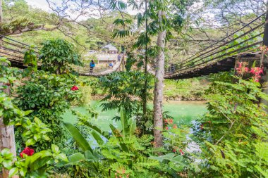 BOHOL, PHIPPINES - 11 Şubat 2018: Bohol Adası, Filipinler 'deki Loboc Nehri üzerindeki Sipatan İkiz Asma Köprüsü