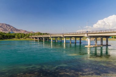 Khujand, Tacikistan 'daki Syr Darya nehri üzerindeki köprü