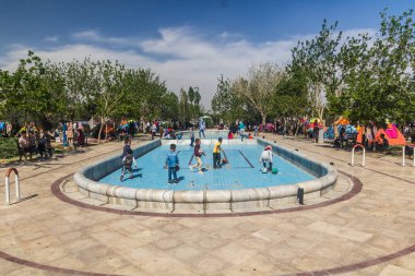 TEHRAN, İRAN - 2 Nisan 2018: İnsanlar kamp yapıyor ve Nowruz (Yeni Yıl) kutlamaları sırasında Tahran yakınlarındaki Ruhollah Humeydanının mozolesinde oynayan çocuklar.