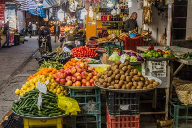 LAHIJAN, İRAN - 8 Nisan 2018: İran 'ın Gilan eyaletindeki Lahijan kentindeki pazarda meyve ve sebze tezgahları