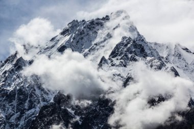 Tacikistan 'ın Pamir dağlarındaki Bartang Vadisi' nin yukarısında kar yağışlı