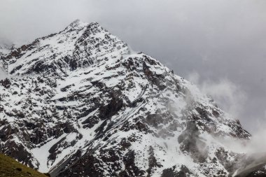 Fann dağlarında, Tacikistan 'da karla kaplı bulutlar