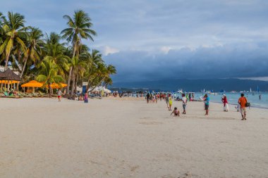 BORACAY, FİLİPPİNLER - 1 Şubat 2018: Boracay adasındaki White Beach, Filipinler