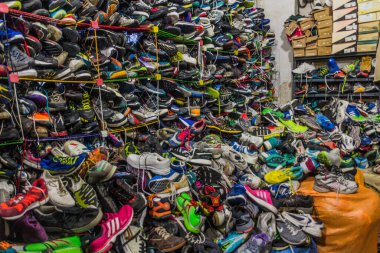 ARDABİL, İRAN - 11 Nisan 2018: İran 'ın Erdabil kentindeki yerel bir ayakkabı mağazasında ayakkabılar