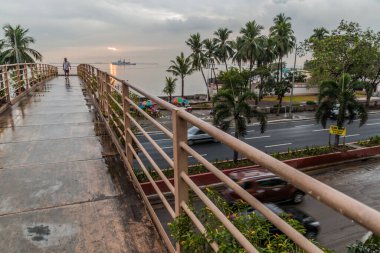 MANILA, PHILIPPINES - 28 HAZİRAN 2018: Filipinler, Manila 'nın Ermita ilçesinde Roxas Bulvarı üzerinde yaya geçidi