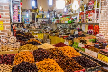 ARDABİL, İRAN - 10 Nisan 2018: İran 'ın Erdabil kentindeki pazarda kurutulmuş meyve tezgahı