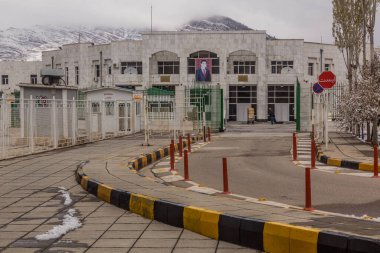 QUCHAN, İRAN - 17 Nisan 2018: İran ile Türkmenistan arasındaki Bajgiran sınır kapısı