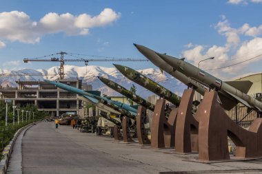 TEHRAN, İRAN - 14 Nisan 2018: Tahran 'daki İslam Devrimi ve Kutsal Savunma Müzesi' nde çeşitli füzeler