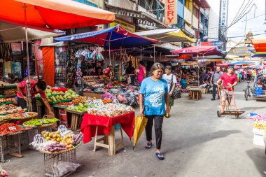 MANILA, PHILIPPINES - 27 HAZİRAN 2018: Manila 'daki Quiapo pazarının manzarası