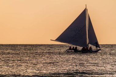 BORACAY, FİLİPPİNLER - 1 Şubat 2018: Bangka (paraw), çift kanatlı tekne, Boracay Adası, Filipinler