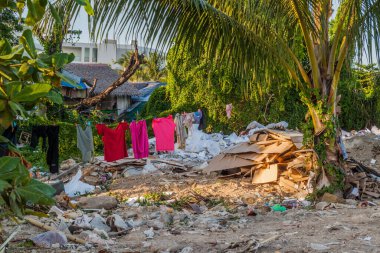 Boracay Adası, Filipinler 'deki çöplükte giysi yolu.